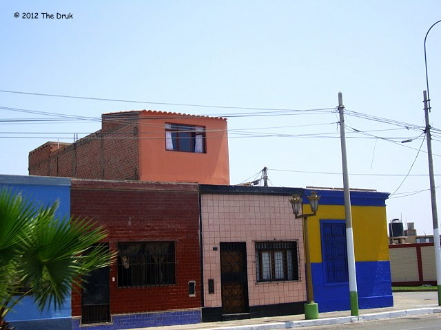 Casas coloridas en la Av. Buenos Aires by The Druk