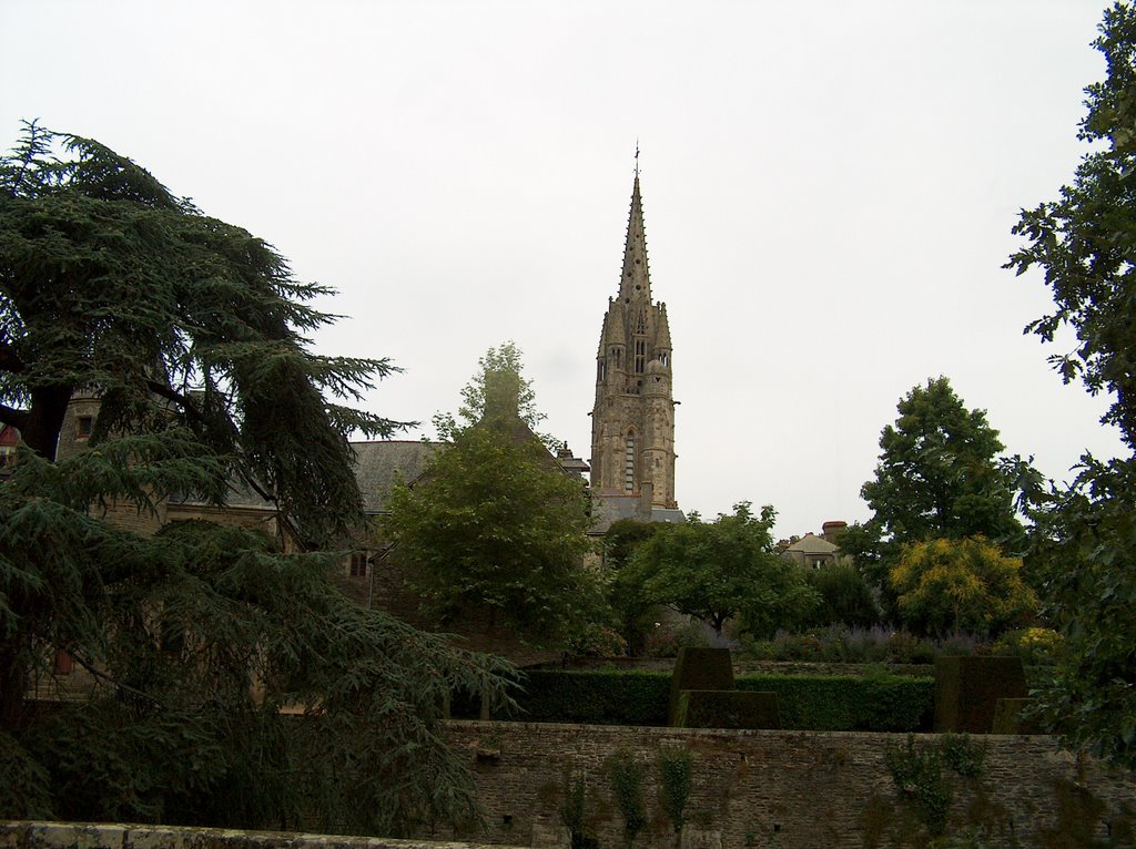 L'eglise vu de la cour du chateau by Alain Guillemet