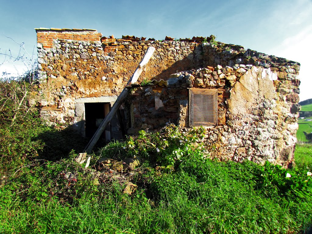 Ruina en El Caliyu, Carreño.Principado de Asturias. by Valentín Enrique