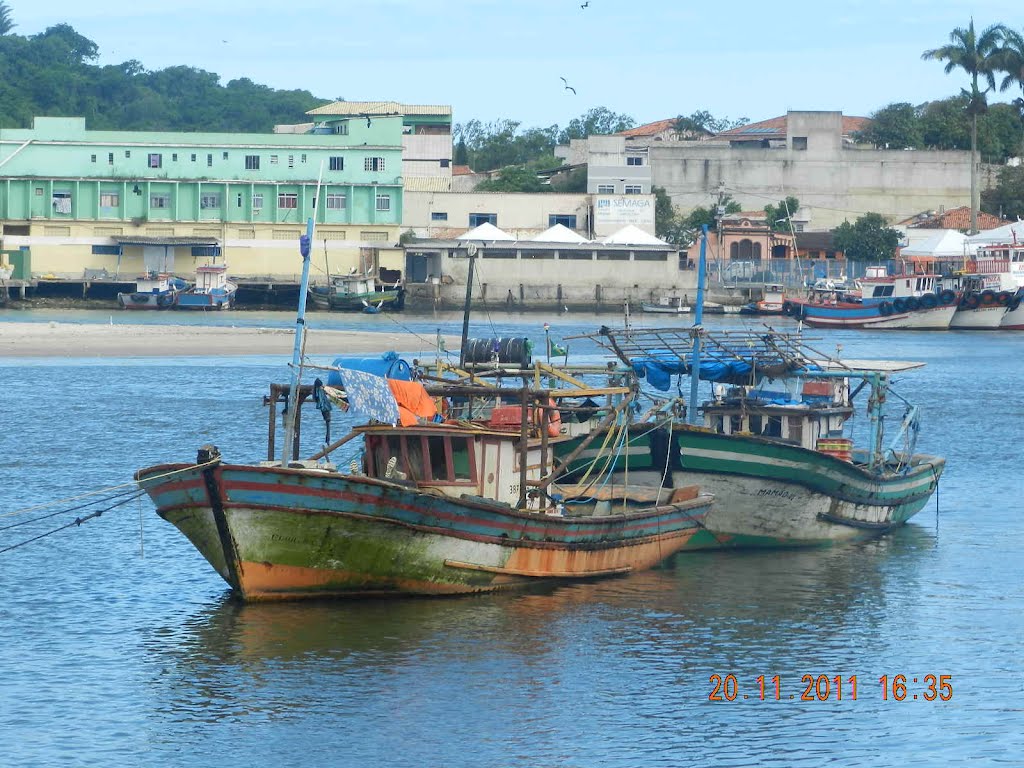 Barcos de pesca com o Mercado de peixe de Macaé ao fundo. by Melquisedec de Azevedo Barros