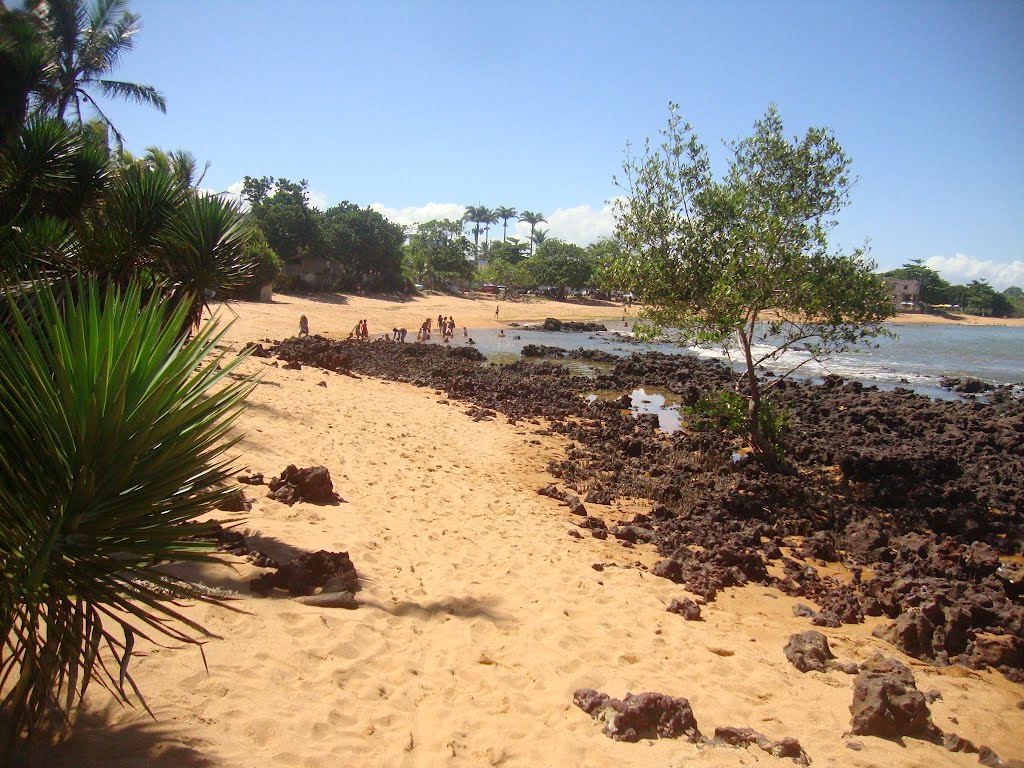 Manguinhos pedras próximas à praia da ponte, sentido Jacaraípe by Diana Kaya