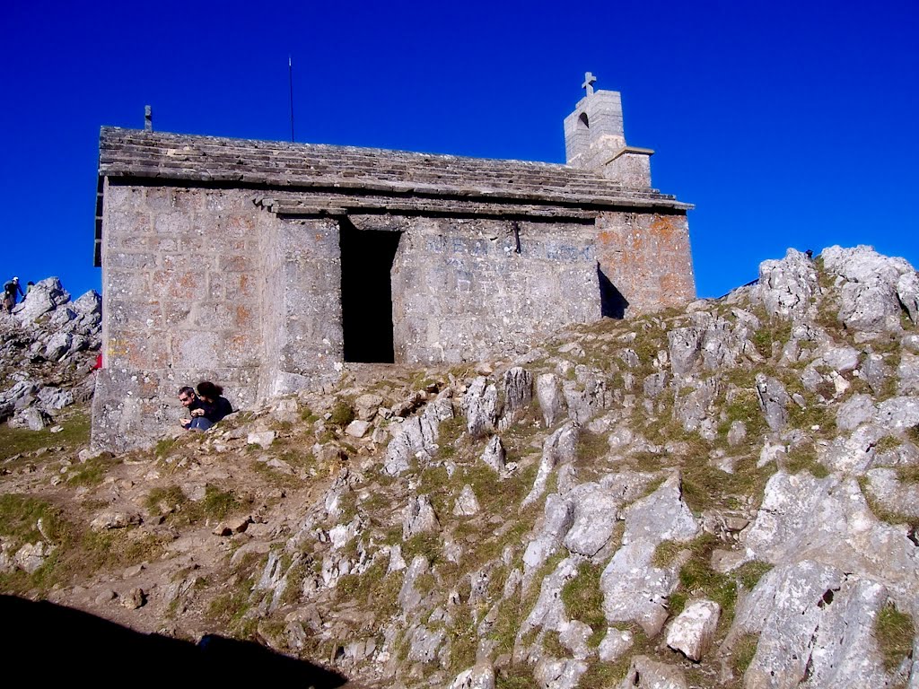 Ermita en la cima de Aizkorri by tunante80