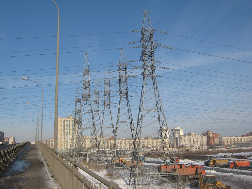 Вид с Российского путепровода на дома по Хасанской ул. и опоры ВЛ by camuflage-spb