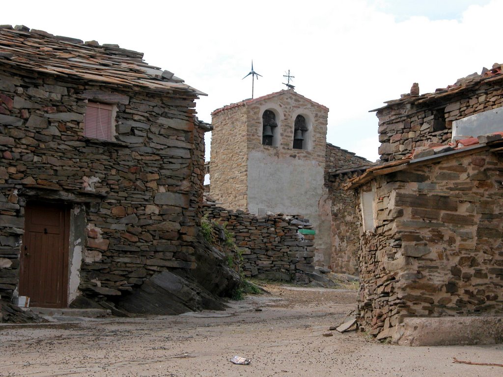 SANTA MARINA (Santa Engracia del Jubera). La Rioja. 2005. 05. Centro de la aldea. by Carlos Sieiro del Nido