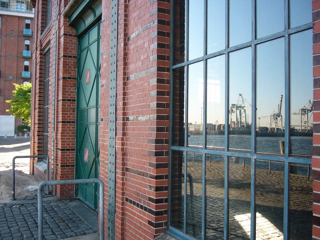 Der Hamburger Hafen im Spiegelbild der Fischauktionshalle by piet54