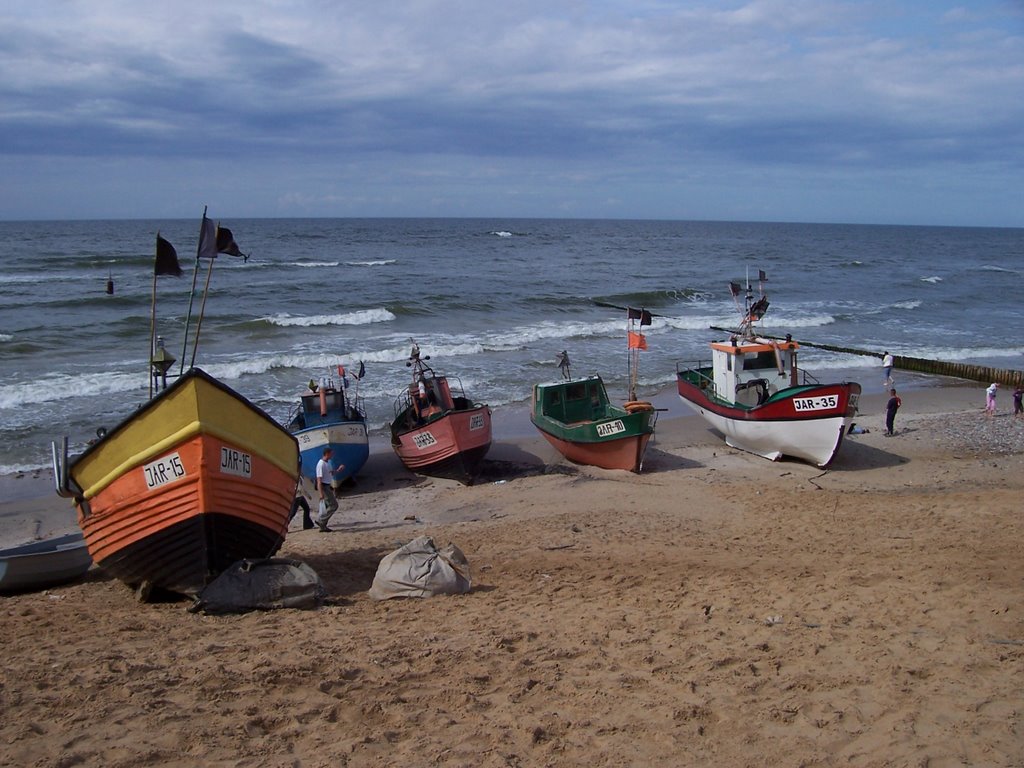 Fischerboote am Strand von Jaroslawiec by tigriszka