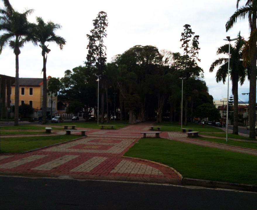 Vista da Praça Cônego Ulysses, a partir da Igreja Senhor Bom Jesus (Igreja Velha Matriz) by Jhonny Vercetti