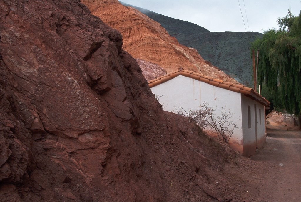 Casa dentro del cerro by Ivan Gerometta