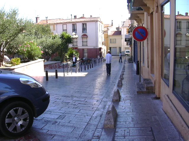 Elne-Place du Marché by Spyros Delemis