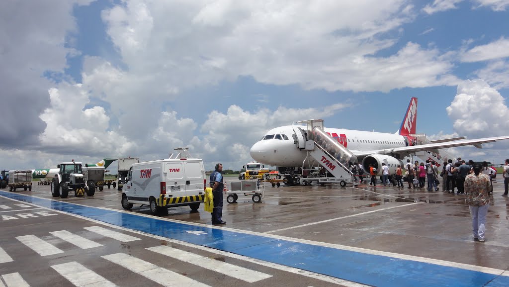 Embarque no Aeroporto de Campo Grande - Campo Grande - Mato Grosso do Sul - Brasil by Paulo Yuji Takarada