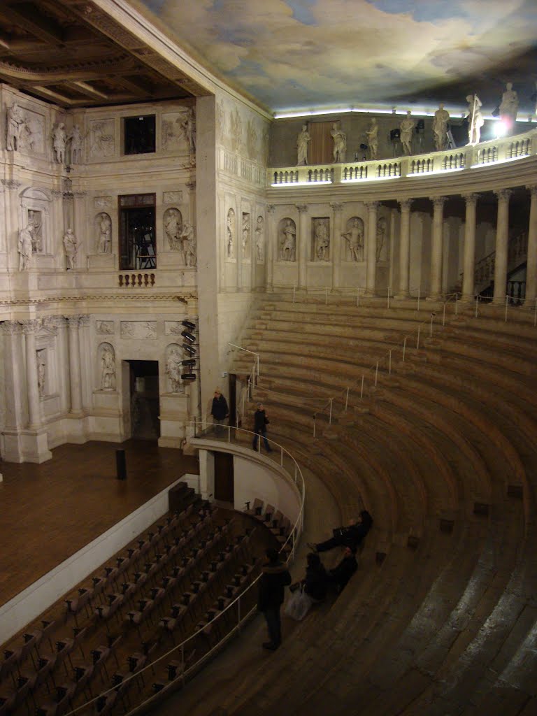 Vicenza - Teatro Olimpico (Interno) by Redoleander83