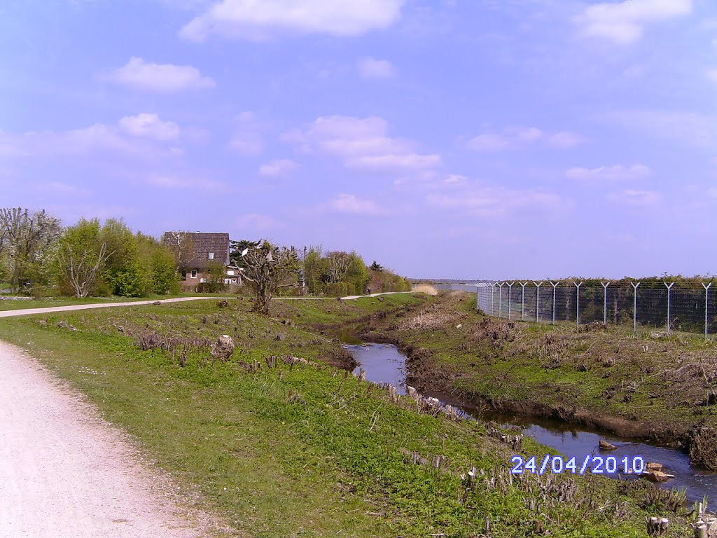 Radwanderweg am Flughafen im April 2010 by Der Naturmensch