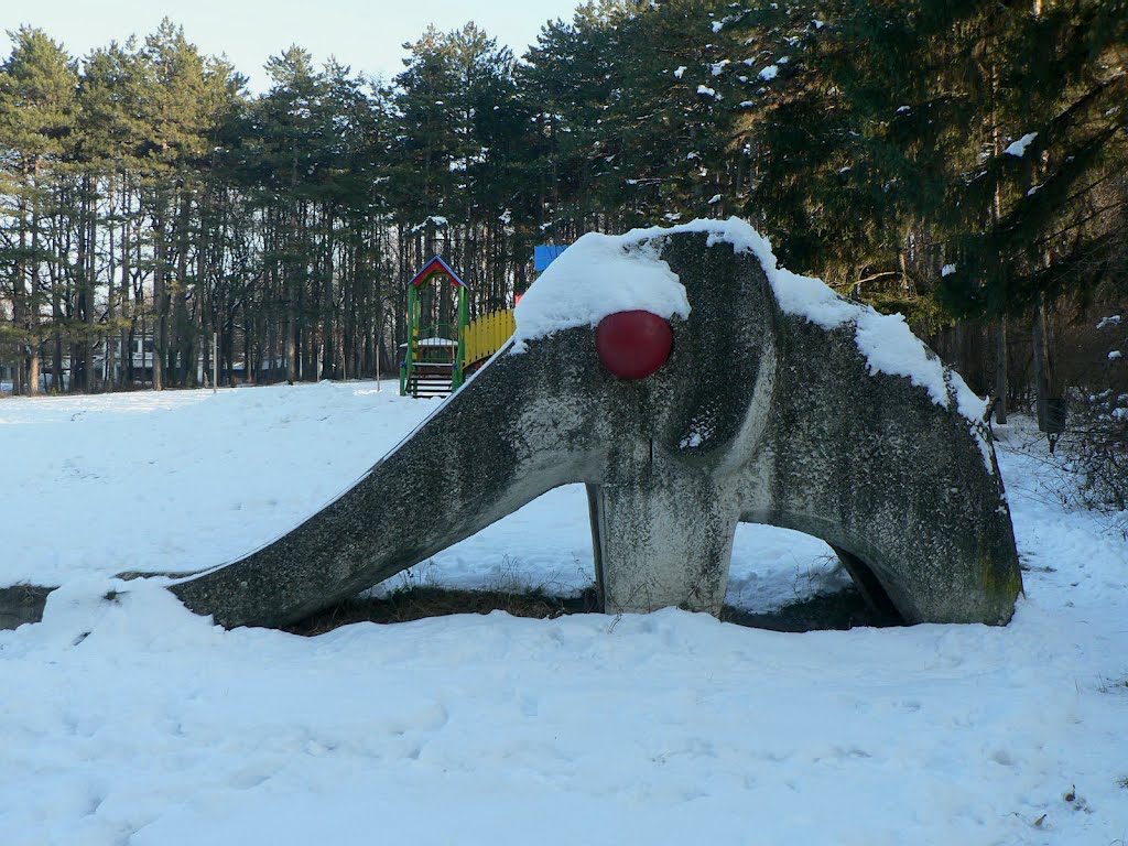 Слона с червеното око / Elephant with red eye by Ивайло Николаев