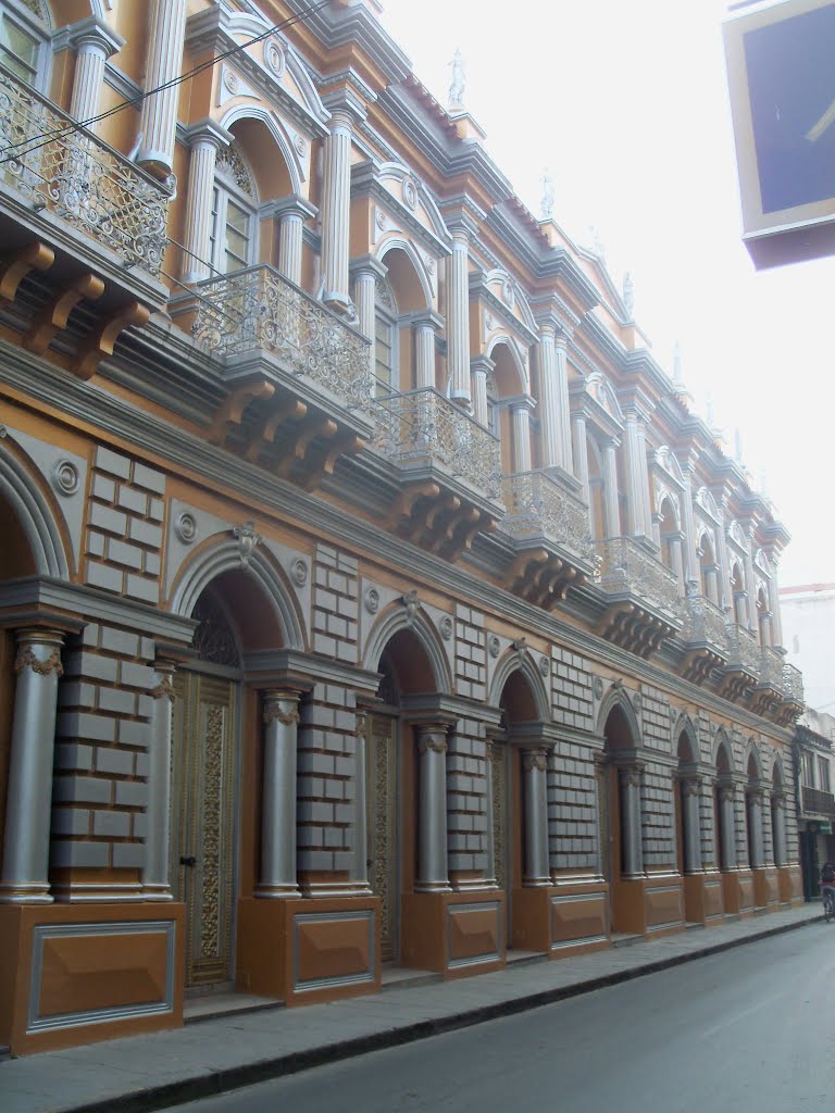 La Casa Dorada, Casa de la Cultura. 1874 msnm. by julioballes