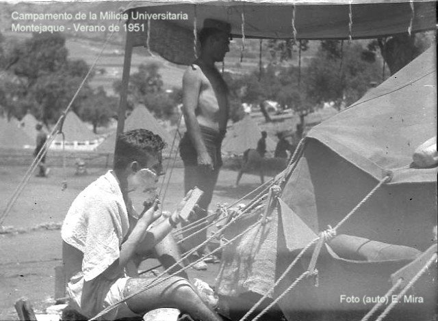 Campamento de la Milicia Universitaria. La hora del aseo by Ernest Mira i Caster…