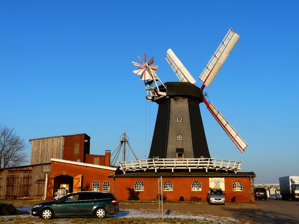 Germany_Lower Saxony_Bardowick_Galerieholländer Meyer's Windmühle_dutch octagonal smock windmill with a revolving cap and a platform_P1300735.JPG by George Charleston