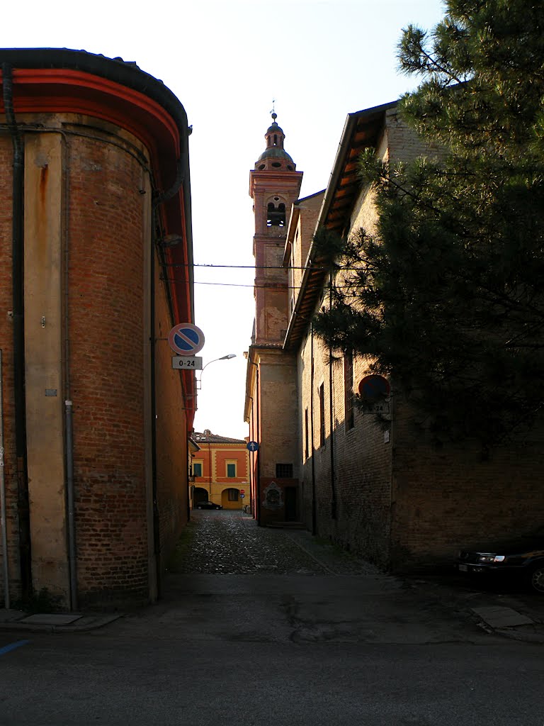 Cento (FE): Vicolo San Salvatore visto da Via Baruffaldi. Campanile della chiesa del Rosario. by Pical