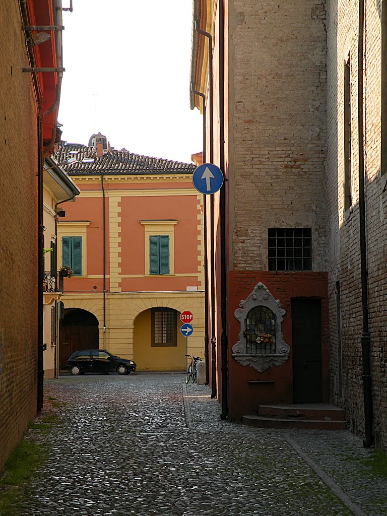 Cento (FE): Vicolo San Salvatore visto da via Baruffaldi. Edicola votiva. by Pical