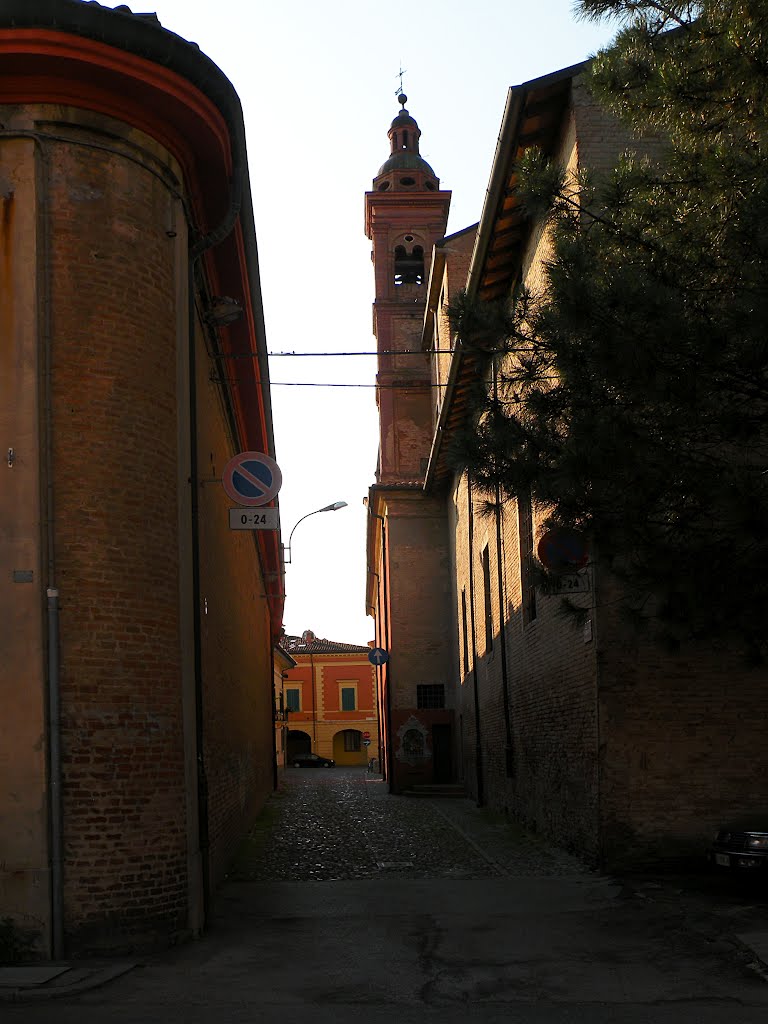 Cento (FE): Vicolo San Salvatore visto da Via Baruffaldi. Campanile della chiesa del Rosario. by Pical