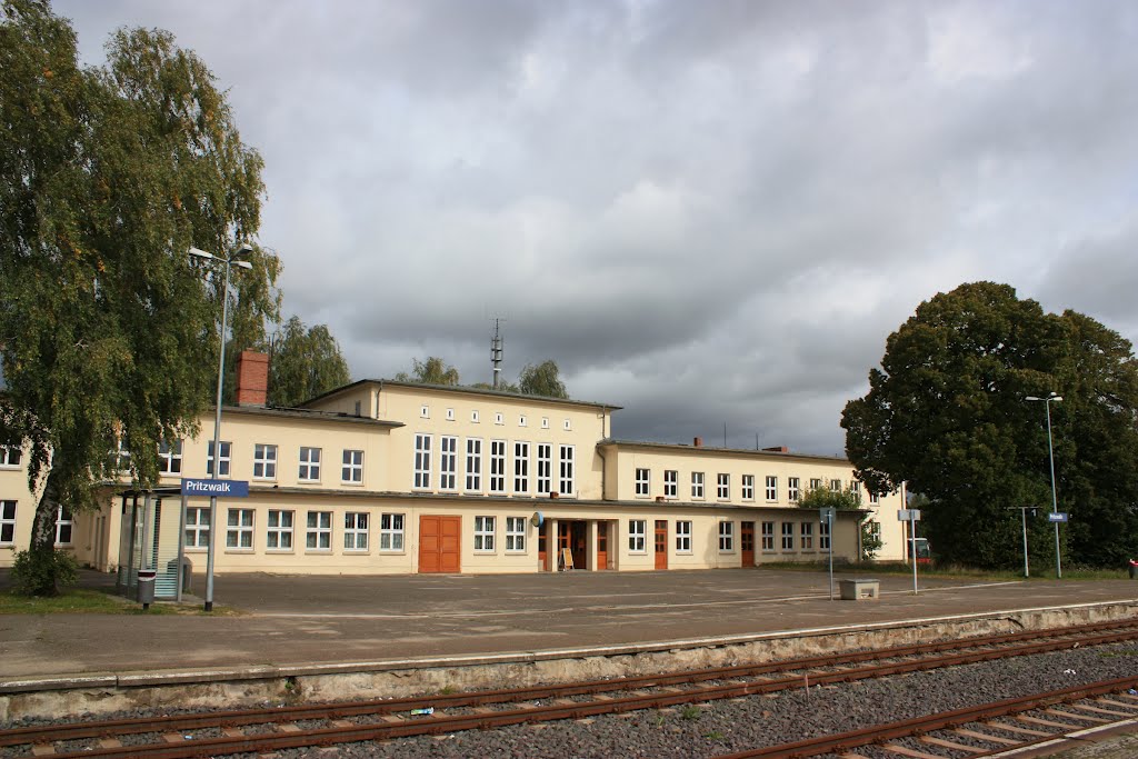 Das großzügige Bahnhofsgebäude in Pritzwalk by MfKroeger