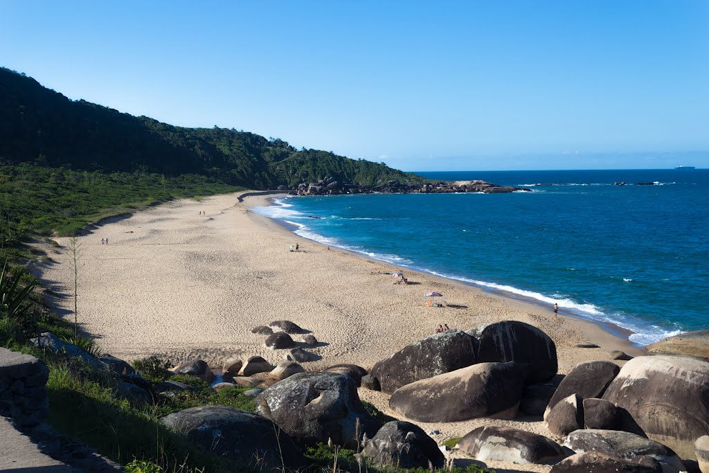 Praia de Taquarinhas by Sandro Salomon