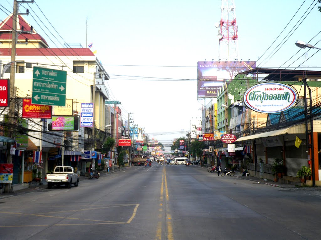 Chaloem Phrakiat Street show in front of the Street West of Phatthaya Klang by Daizo Esaki