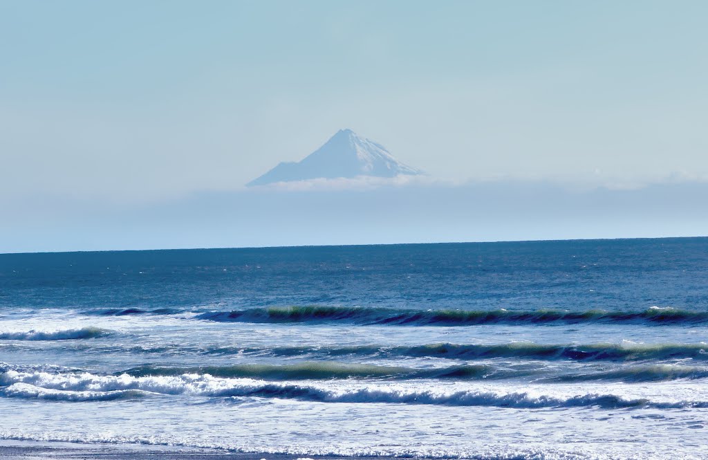 Mt. Taranaki by Gonzalo Baeza