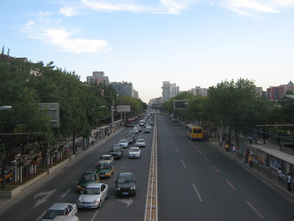 北京街景：安定路南望　Street view of Beijing: Anding Road, looking south by Cathay Knight