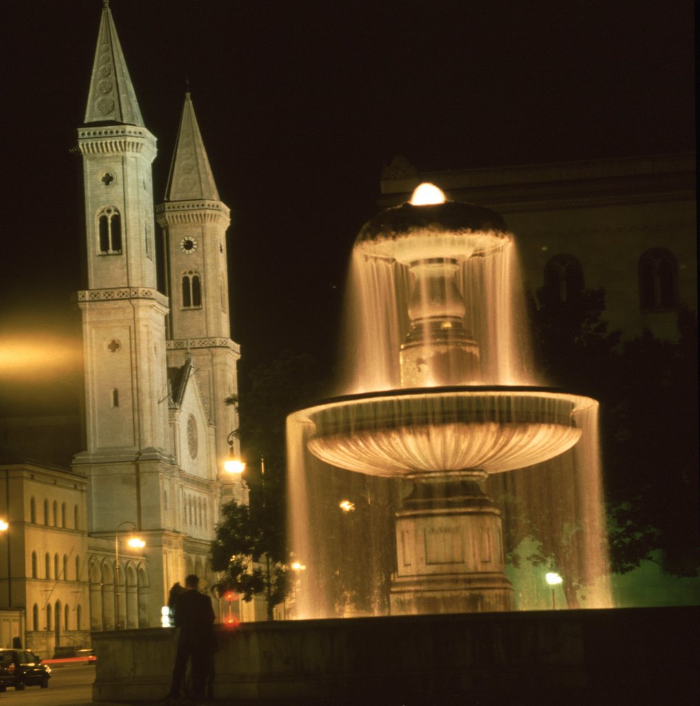 Geschwister-Scholl-Platz, Brunnen bei Nacht mit Ludwigskirche by gerald.r