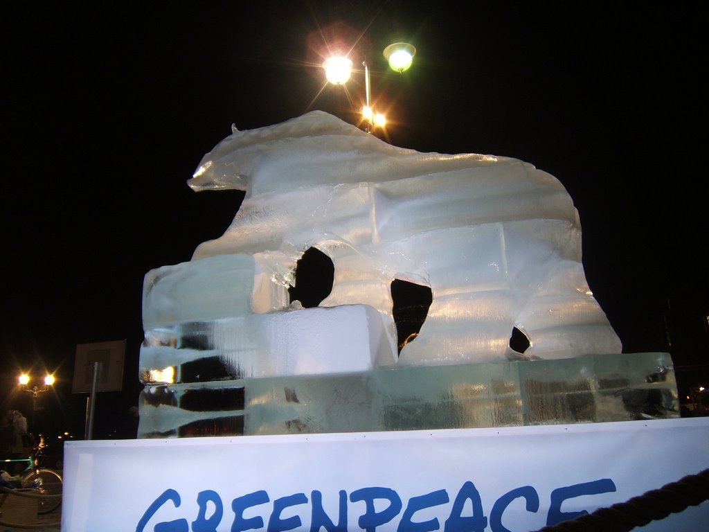 Greenpeace-Aktion Eisbär schmilzt [12/07] by Erik Heller