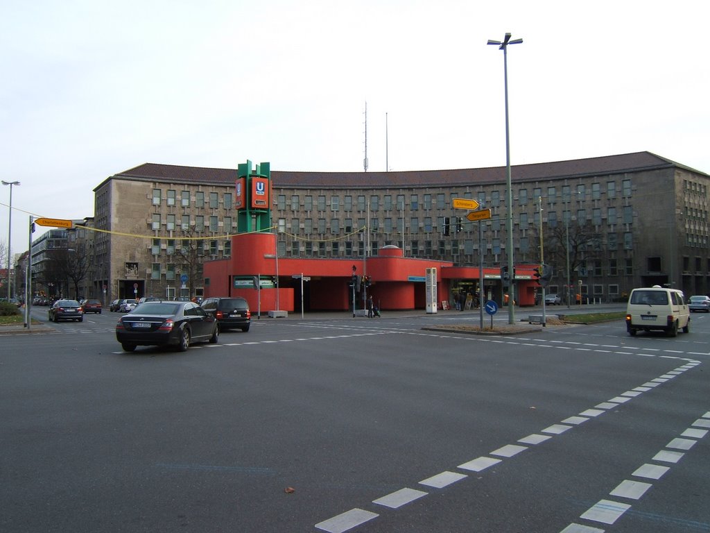 Fehrbelliner Platz mit der "Bohrinsel" [10/06] by Erik Heller