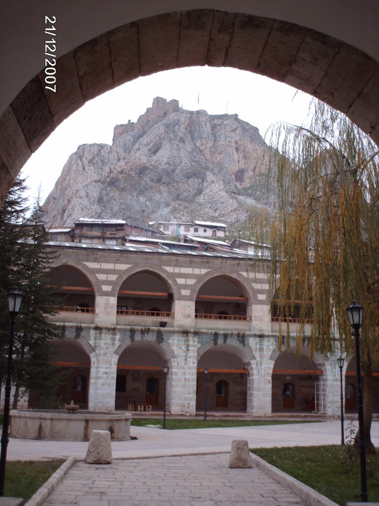 Taşhan Giriş Kemerinden Tokat Kalesi by hafacan