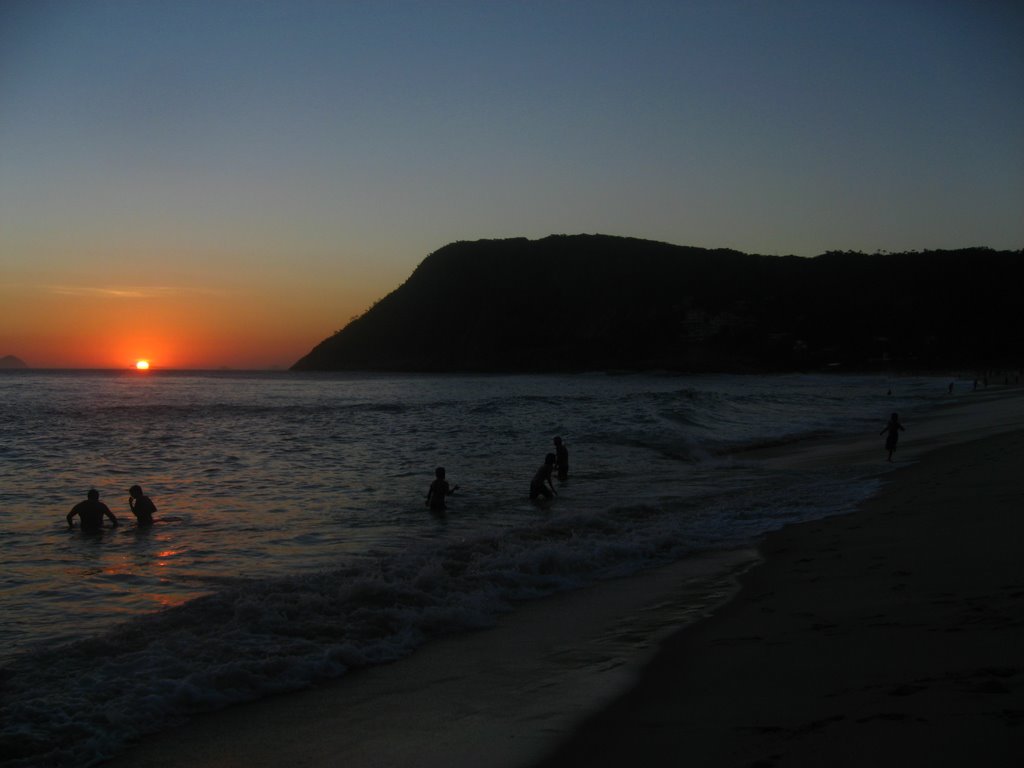 Itacoatiara, Niterói - Rio de Janeiro, Brasil by Vitor Alonso de Faro…