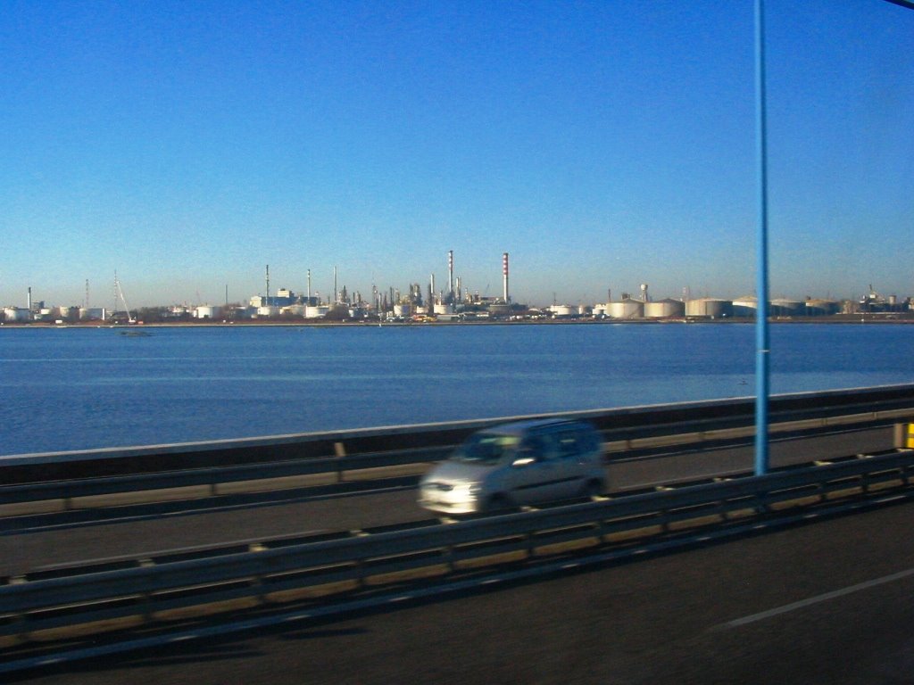 from Venice railway bridge: left side... by Andrea Pasini