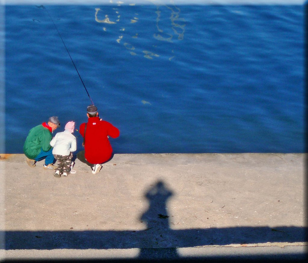 31dic07 Shadows and fishermen at the harbor by esseil panoramio