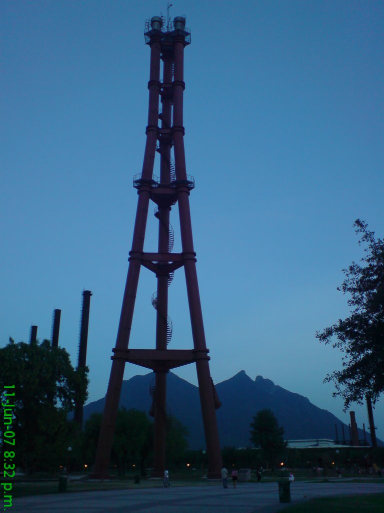 Torre de tres patas, Parque Fundidora Monterrey, Nuevo Leon, Mexico by Luis Enrique Lara