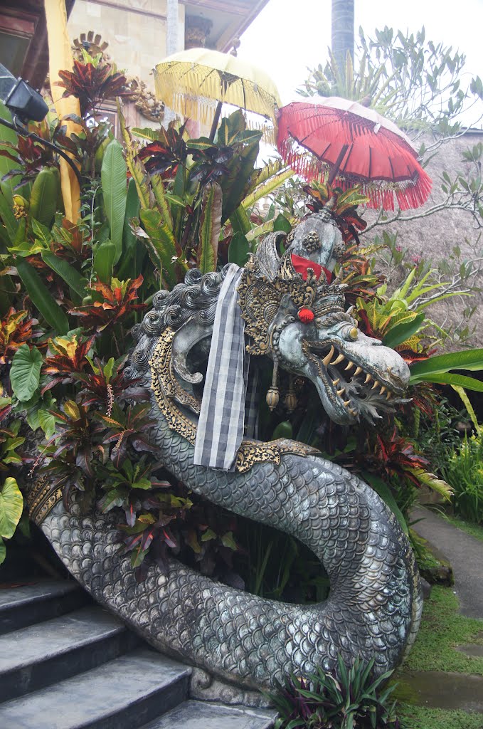 Dragon statue at entrance to Blanco Museum by Peter & Shelly