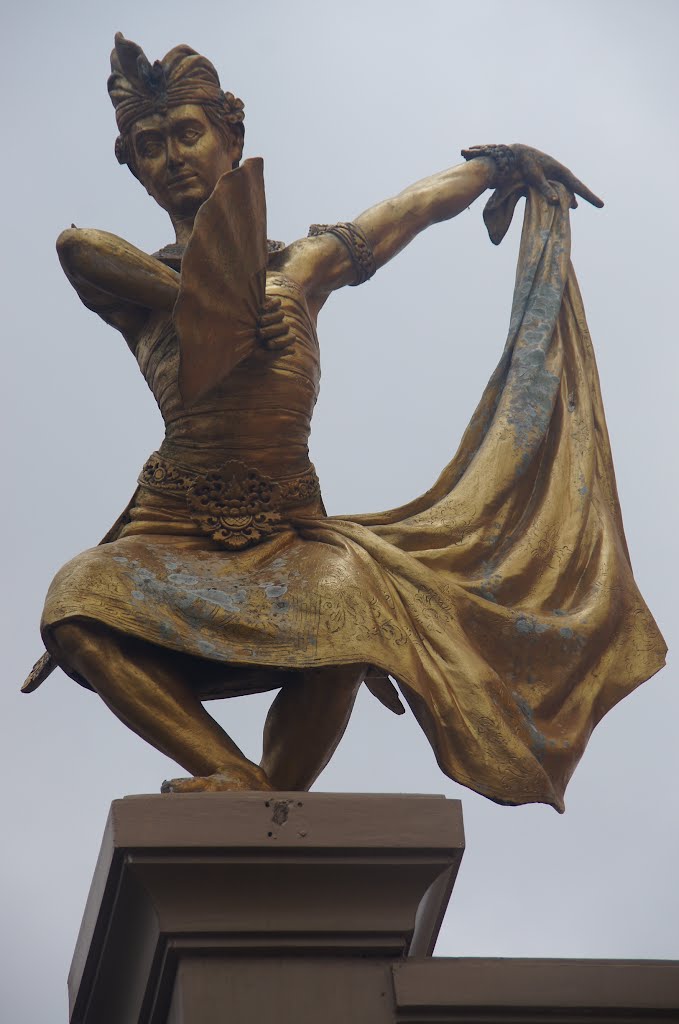 Statue of a male dancer on top of Blanco Museum by Peter & Shelly