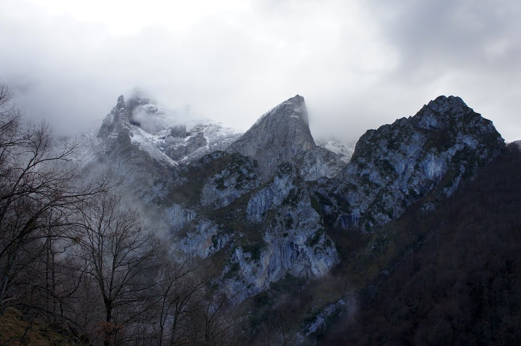 Nieve y Niebla en las cumbres. by La Casa del Chiflón (Bulnes)