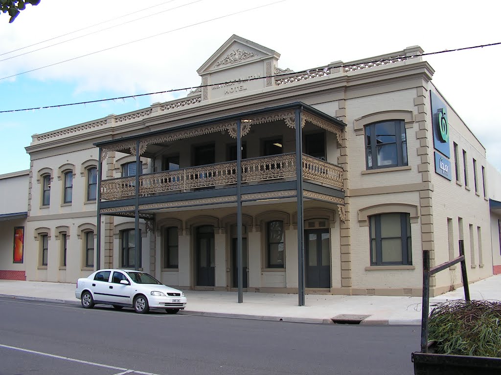 Former Metropolitan Hotel, Maffra. by emdb67