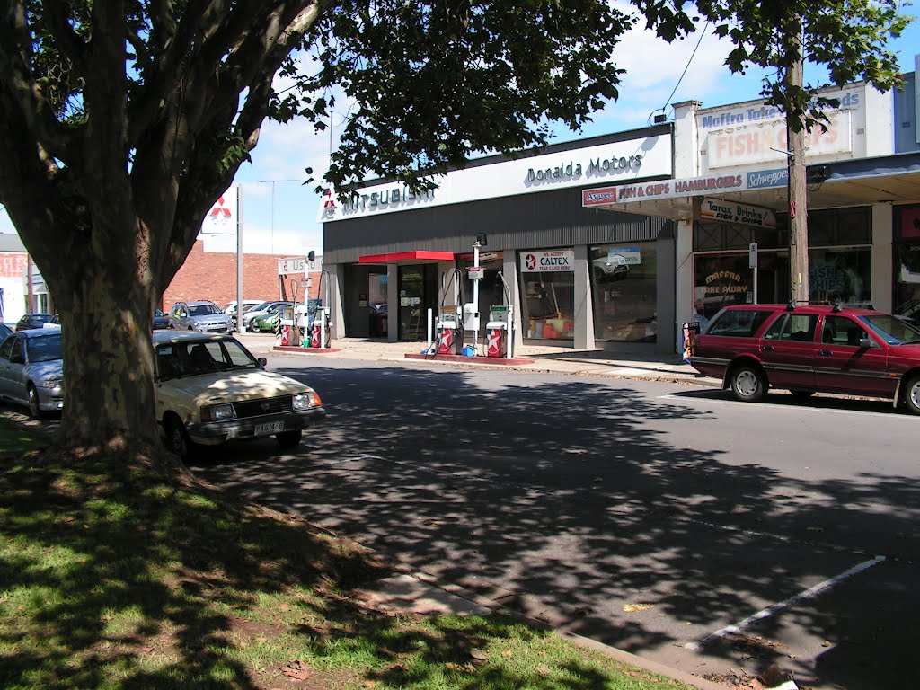 Kerbside petrol. Maffra. by emdb67