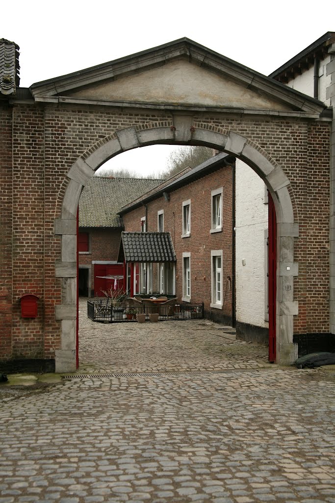 Hasteelhoeve Het Schoor (Hoeve Schuppen), Velm, Sint-Truiden, Limburg, België by Hans Sterkendries