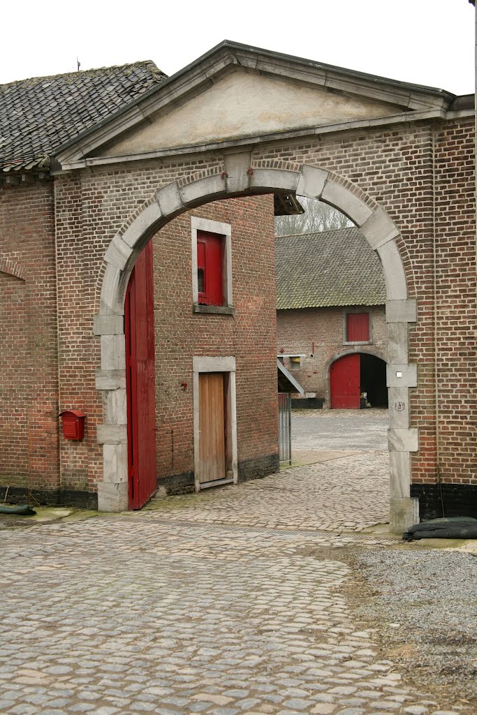 Kasteelhoeve Het Schoor (Hoeve Schuppen), Velm, Sint-Truiden, Limburg, België by Hans Sterkendries