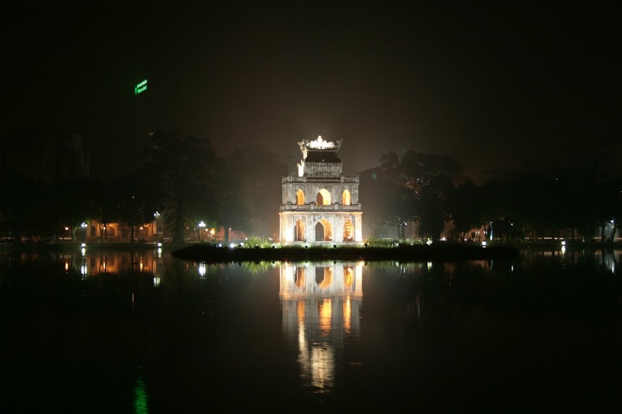 Llac Hoan Kiem by Marc Julià