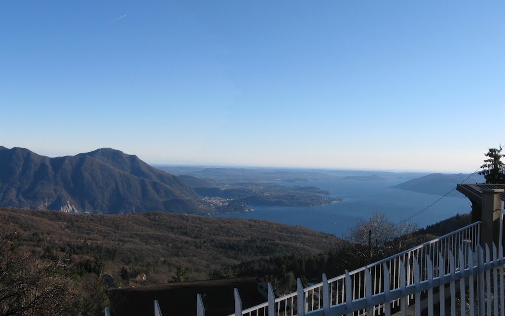 Dal Pian di Sole vista sul lago Maggiore ed il golfo di Laveno by alabardiere