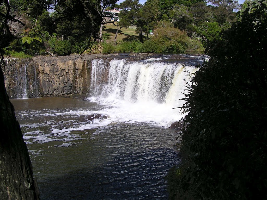 Haruru Falls by ogwen