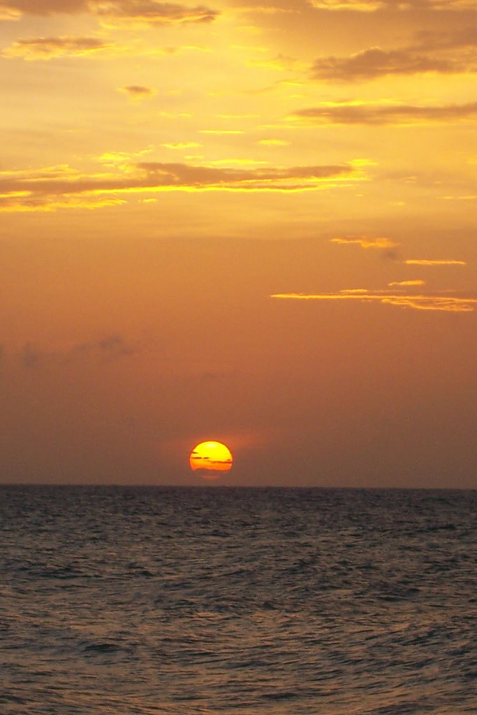 Atardecer en La Ceiba, Honduras by gjjimenez