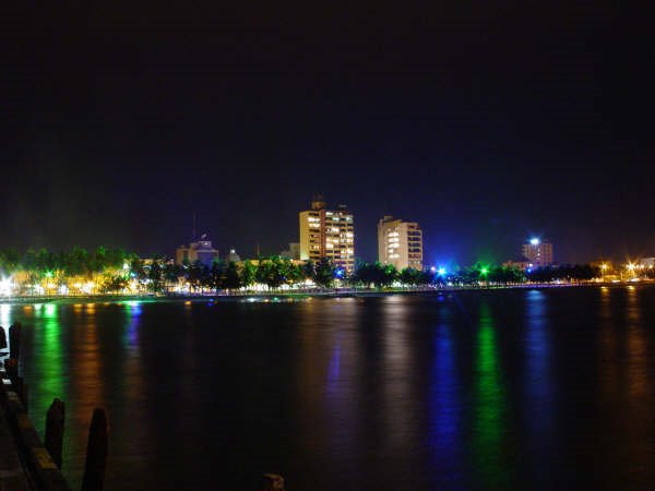 De noche desde el muelle by gtuxyco