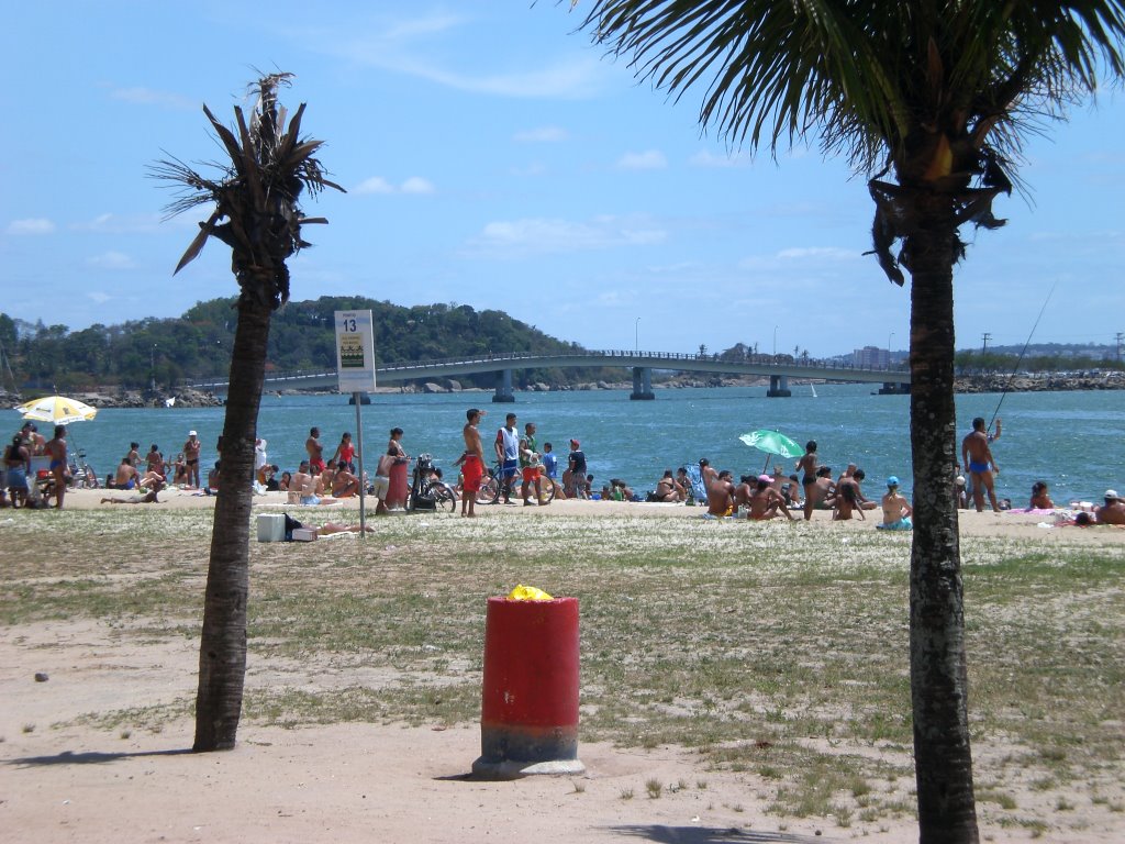 Praia num dia de domingo by Carlos Fabiano Braga