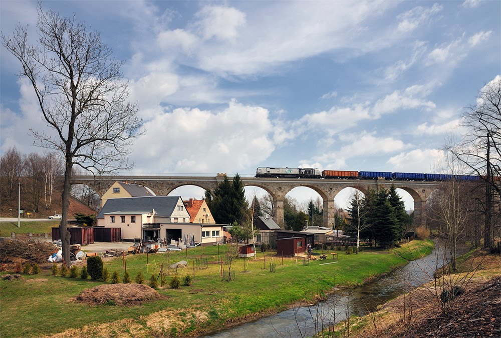 Steinbruchzüge im Lausitzer Hochland: ITL Blue Tiger 250 007 auf dem Putzkauer Viadukt. by Vogel, Jens